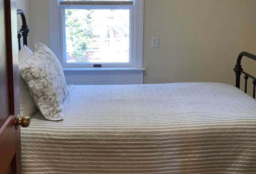 Kennebunk Home W/ Yard < 1 Mile To Dock Square!