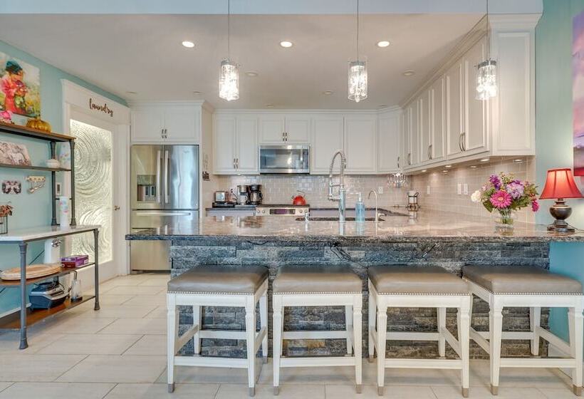 Large Family Home W/ Patios, Gas Grill + Fire Pit!