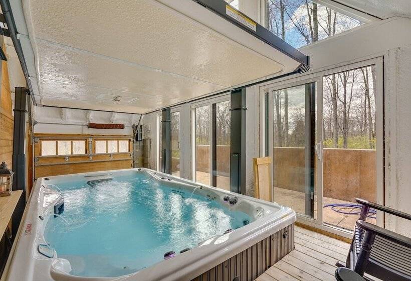 Large Family Home W/ Patios, Gas Grill + Fire Pit!