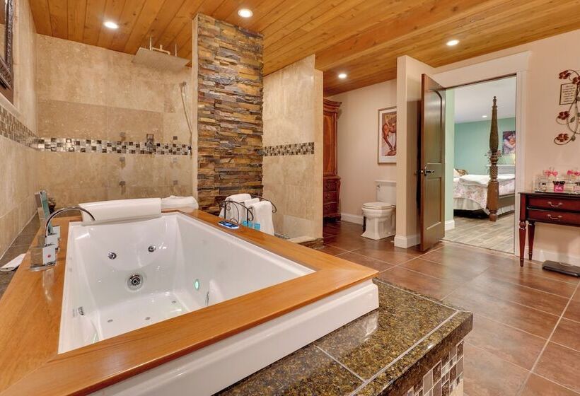 Large Family Home W/ Patios, Gas Grill + Fire Pit!