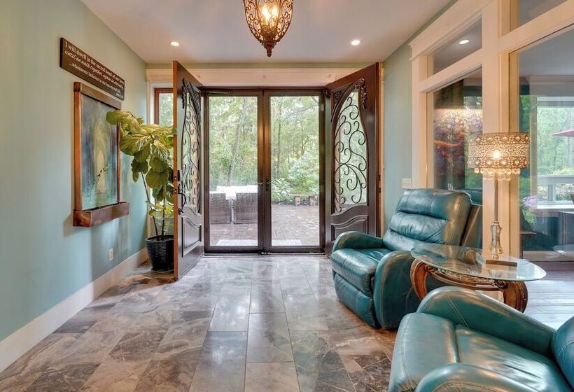 Large Family Home W/ Patios, Gas Grill + Fire Pit!