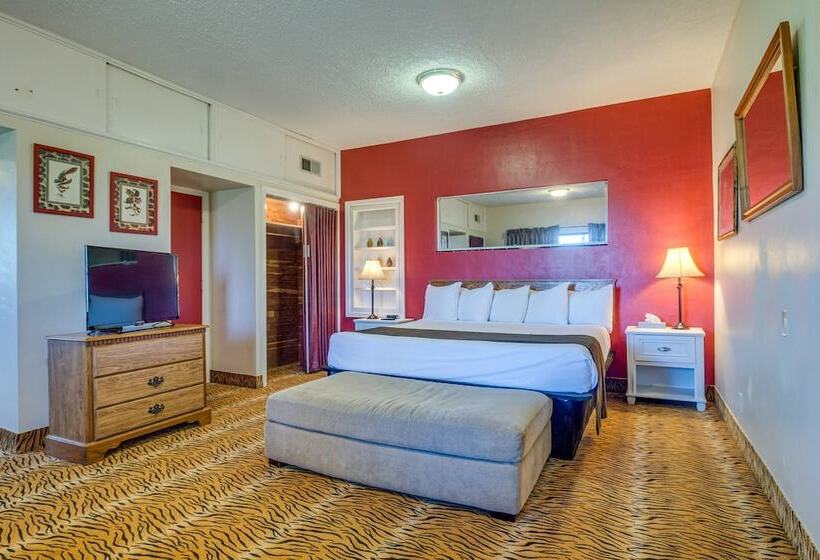 Ledge Lodge  Burkesville Getaway: Pool & Views!