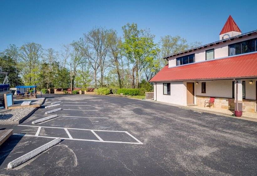 Ledge Lodge  Burkesville Getaway: Pool & Views!