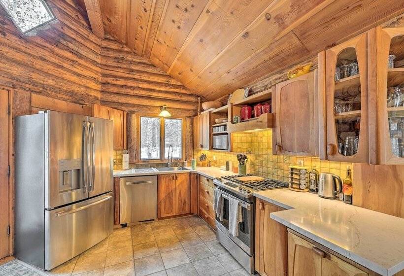 Life On Easy Street W/ Hot Tub: 7 Mi To Dwtn!