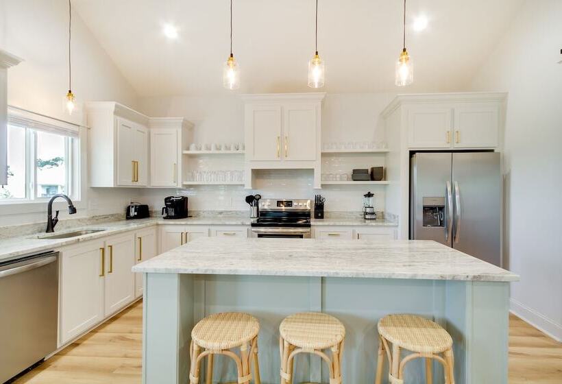 Lovely Bay St Louis Retreat W/ Dock & Canal Access