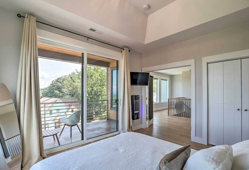 Luxe Asheville Home W/ Stunning Mountain Views!