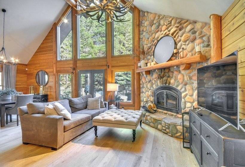 Luxe Cabin In The Woods: Walk To Lake!
