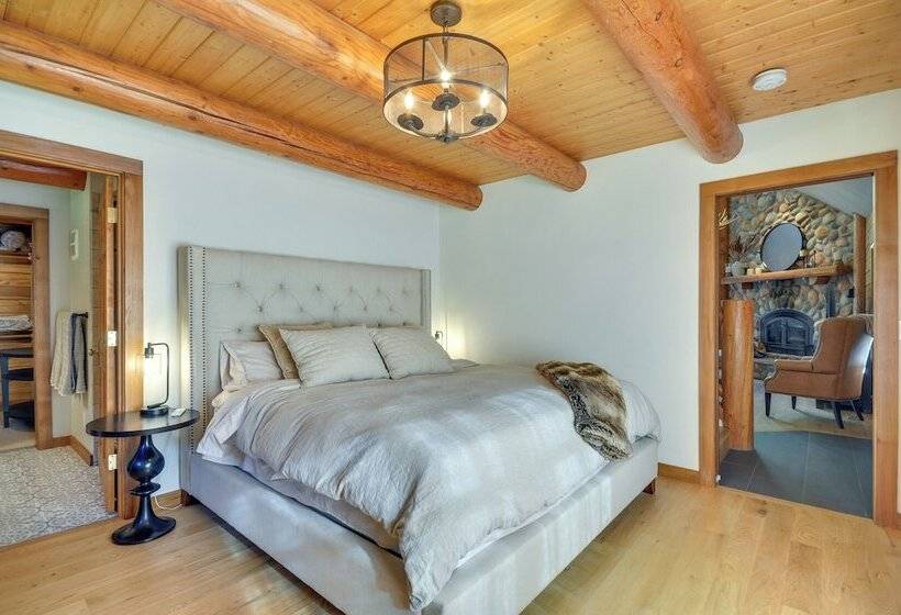 Luxe Cabin In The Woods: Walk To Lake!