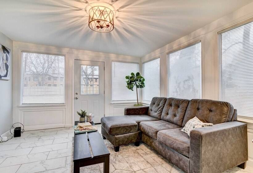 Luxurious Detroit Home   Walk To Golf & Park!
