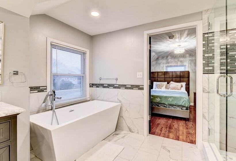 Luxurious Detroit Home   Walk To Golf & Park!