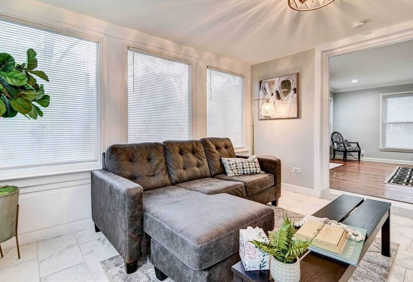 Luxurious Detroit Home   Walk To Golf & Park!