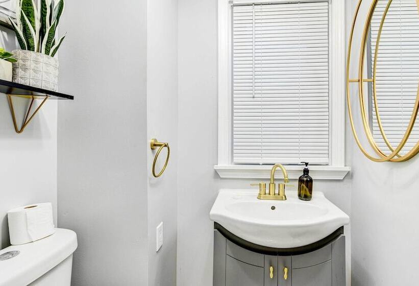Luxurious Detroit Home   Walk To Golf & Park!