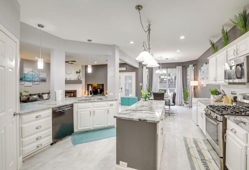 Mesquite Escape W/ Fireplace & Private Patio!