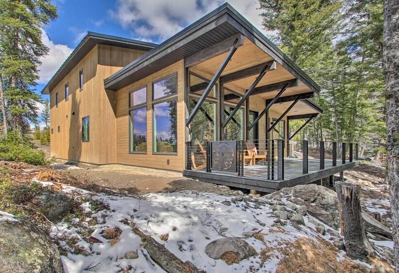 Modern & Newly Built Cabin: Ski, Fish, Hike!