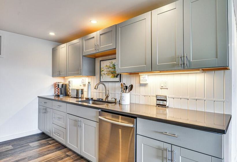 Mt Hood Views: Modern Underwood Home W/ Deck!