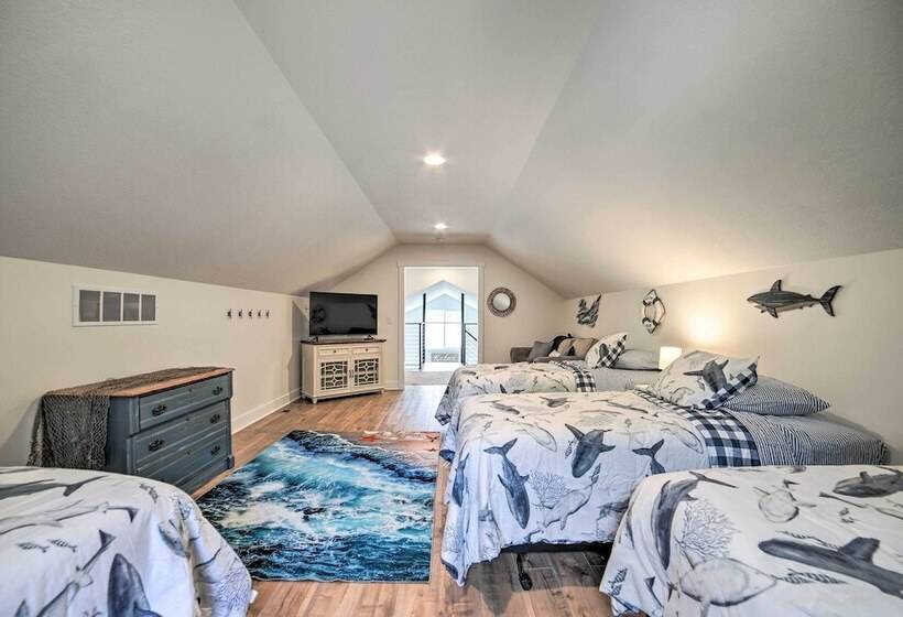 Newly Built Gilletts Lake Gem: Dock & Hot Tub