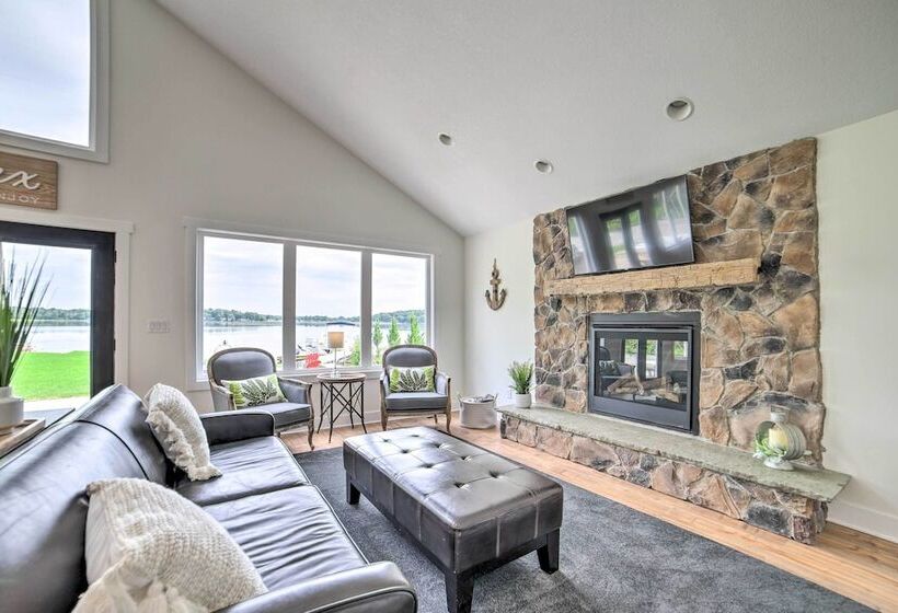 Newly Built Gilletts Lake Gem: Dock & Hot Tub