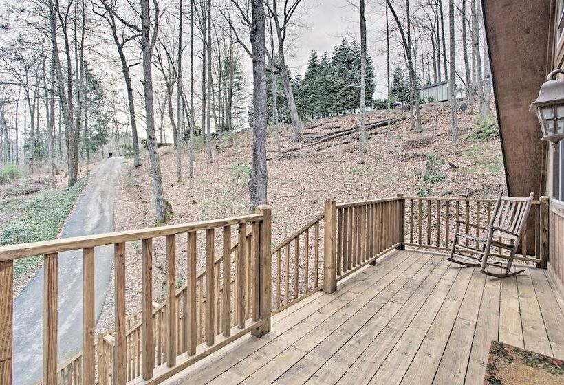 North Carolina Abode   Hot Tub, Foosball & Grill!