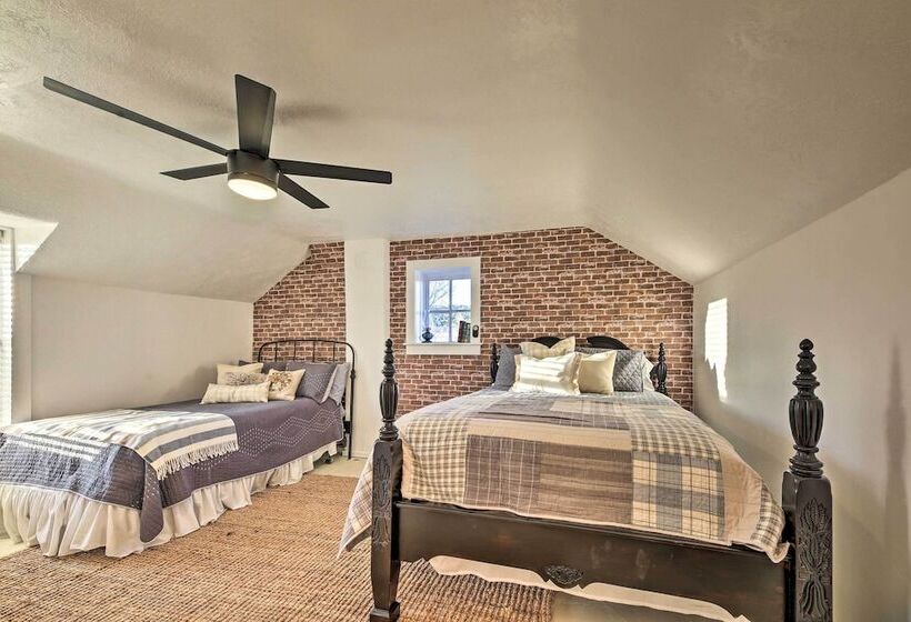 Peaceful Luna Farmhouse With Wraparound Porch!