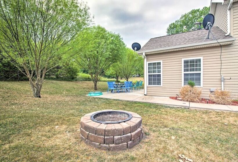 Half Mi To Yacht Club: Home By Perry Lake!