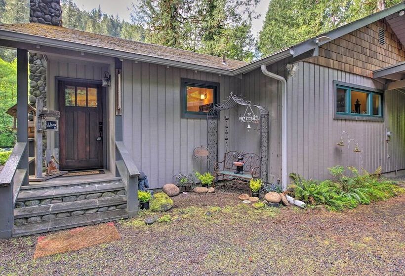 Quiet & Romantic Riverfront Mckenzie Bridge Cabin!
