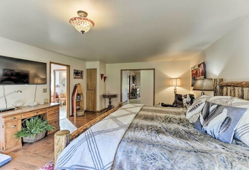 Riverfront Crescent City Home, 8 Mi To Beach!