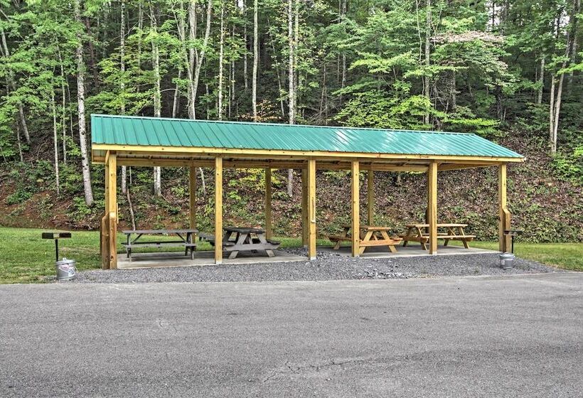 Sevierville Cabin W/ Hot Tub, Views & Pool Access!