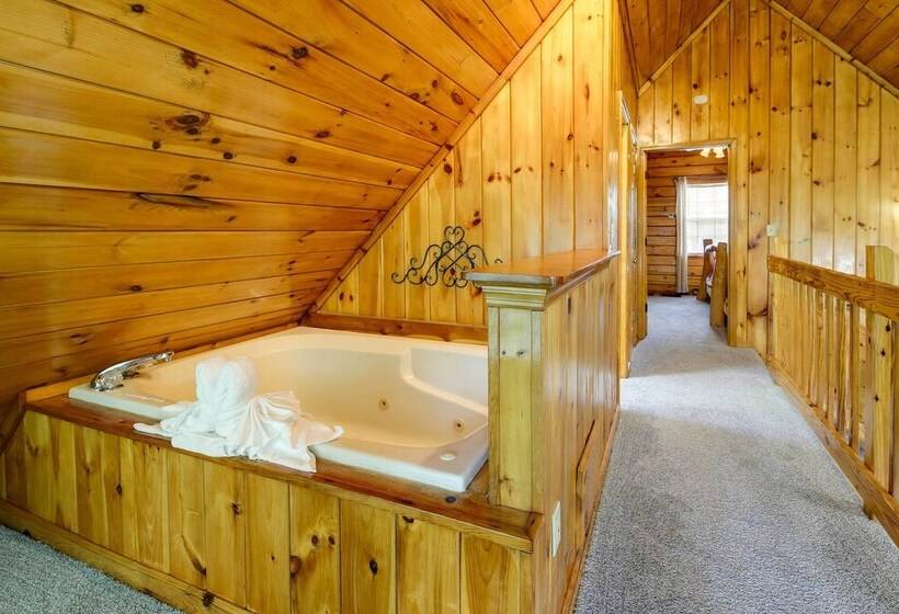 Sevierville Cabin W/ Hot Tub, Views & Pool Access!
