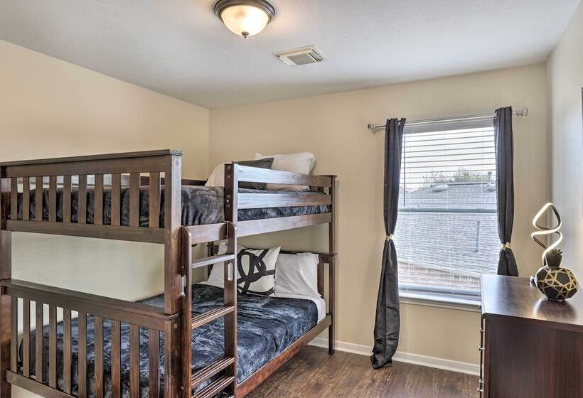 Spacious Houston Home ~ 22 Mi To Downtown!