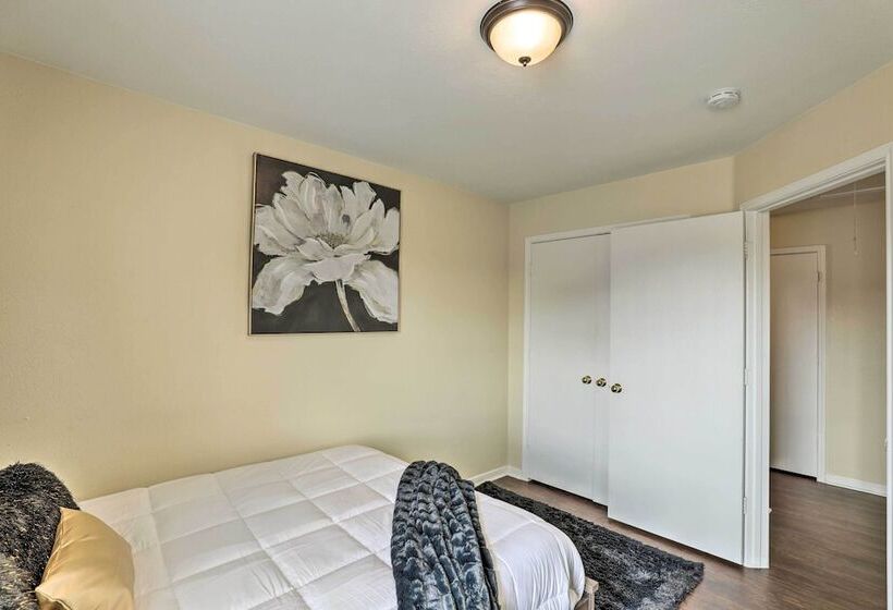 Spacious Houston Home ~ 22 Mi To Downtown!