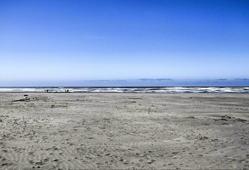 The Little Orca S   Short Walk To The Beach!