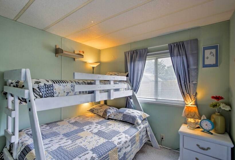 The Little Orca S   Short Walk To The Beach!