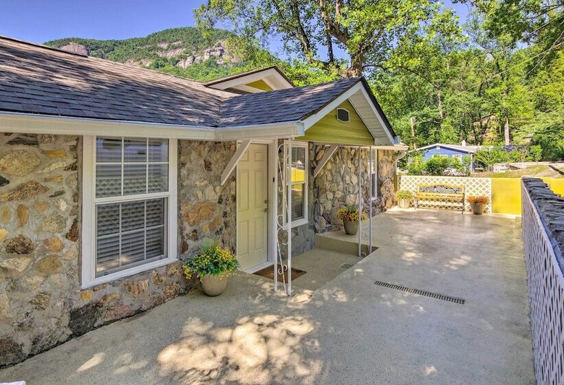 Breathtaking Views: Unique Chimney Rock Cottage!