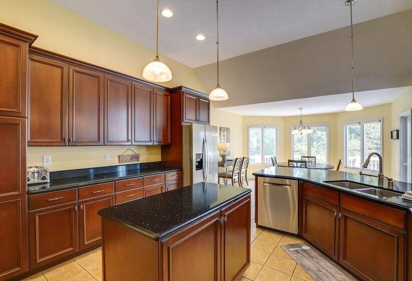 Secluded Retreat W/ Hot Tub & Game Room!
