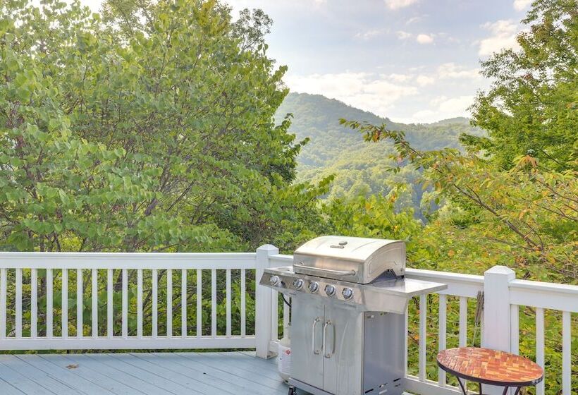 Secluded Retreat W/ Hot Tub & Game Room!