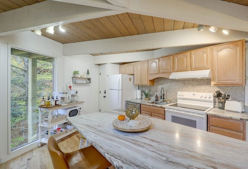 Beech Mountain Cabin W/ Hot Tub: 1 Mi To Slopes!