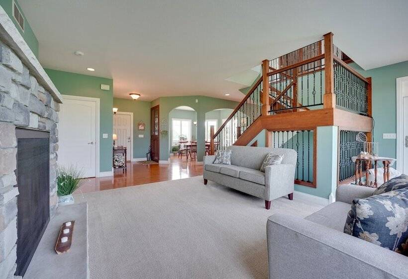 Blue Birds Perch: Stunning Home On Private Hilltop