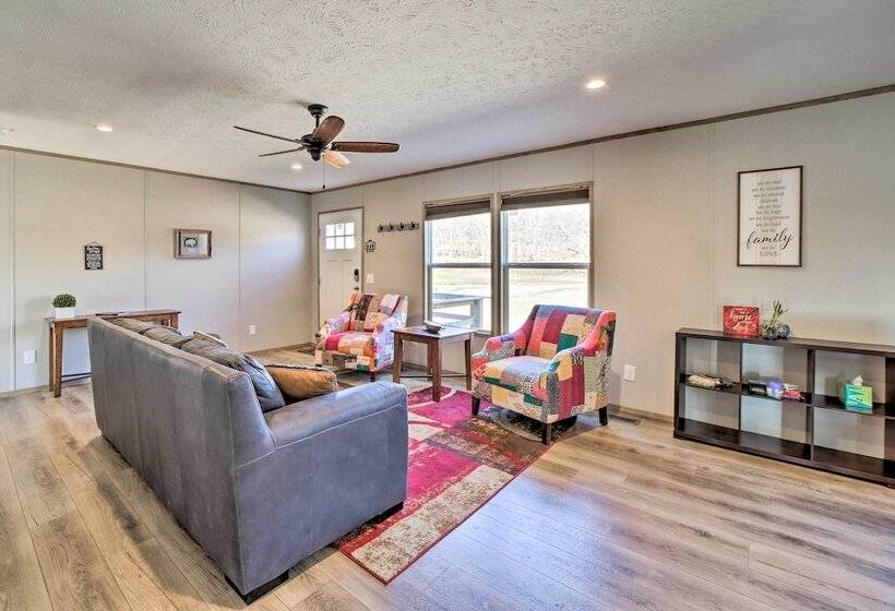 Bright Bernice Home W/ Yard, Close To Marinas!