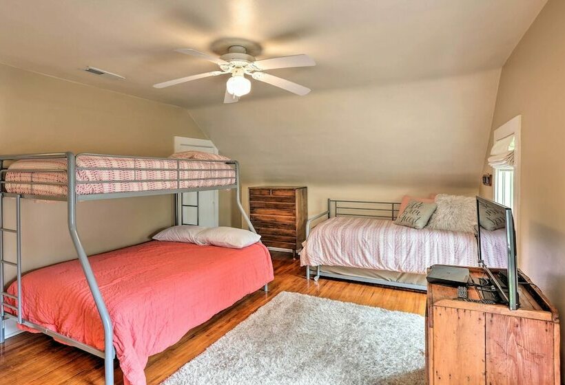 Bright Clear Lake Getaway, 4 Blocks To Downtown!