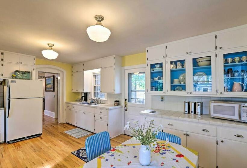 Bright Clear Lake Getaway, 4 Blocks To Downtown!