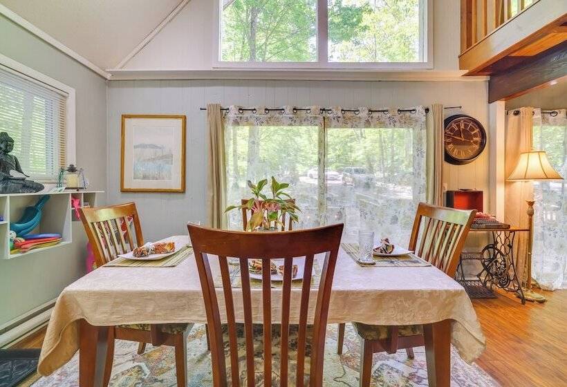Chalet On The Green: Cozy Lake Ariel Retreat!