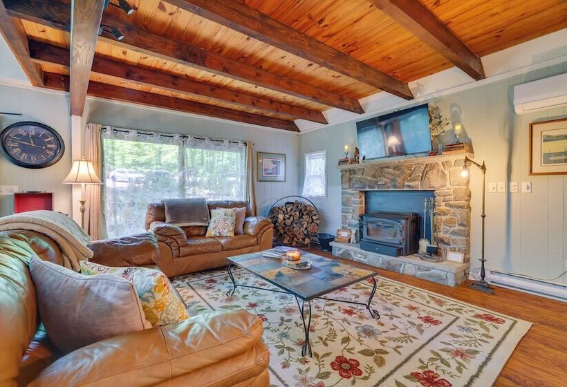 Chalet On The Green: Cozy Lake Ariel Retreat!