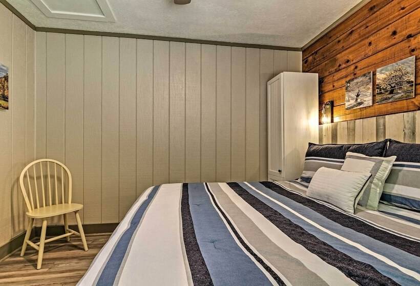 Clyde Cabin Hideaway: Porch & Grill