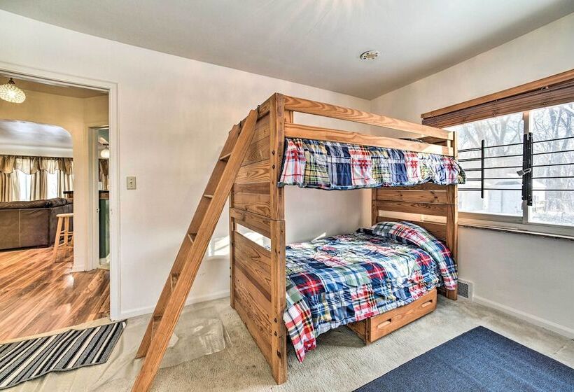 Charming Detroit Escape   14 Mi To Downtown!