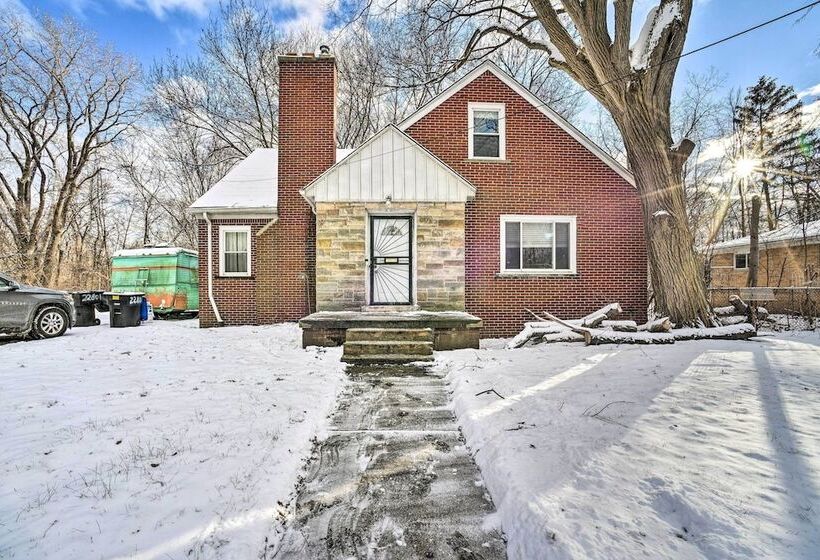 Charming Detroit Escape   14 Mi To Downtown!