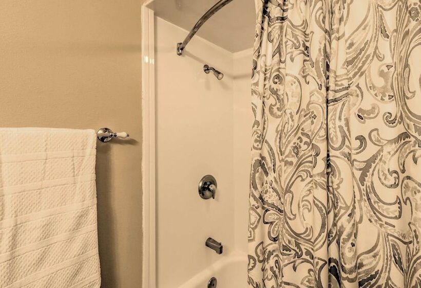 Charming Mountain Home Retreat W/ Lake Views!