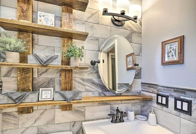 Charming Murphy Escape W/ Fire Pit & Hot Tub!