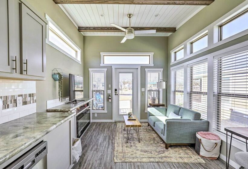 Tiny Home W/ Pool Access, 8 Mi To Downtown Austin!
