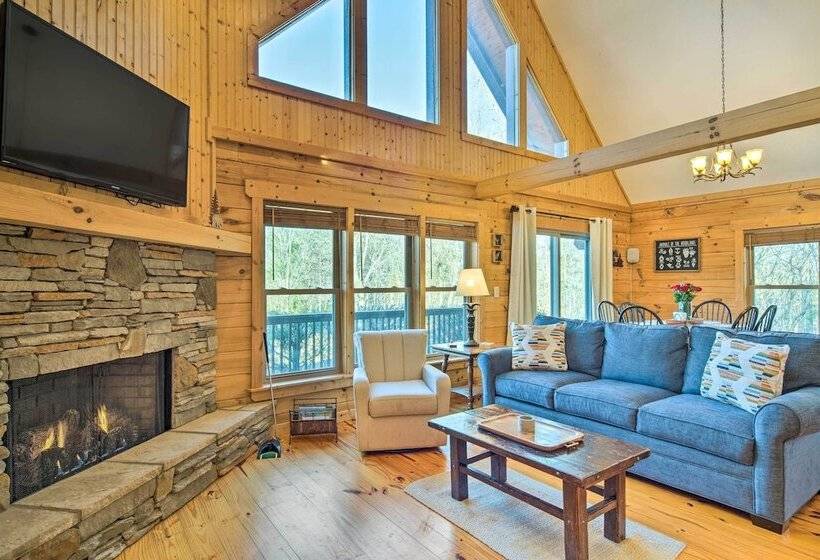 Quaint Cabin W/ Deck & Loft: 10 Mi To Lake Lure!
