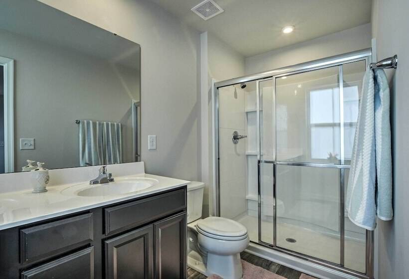 9 Mi To Duke University: Spacious Home W/ Yard!